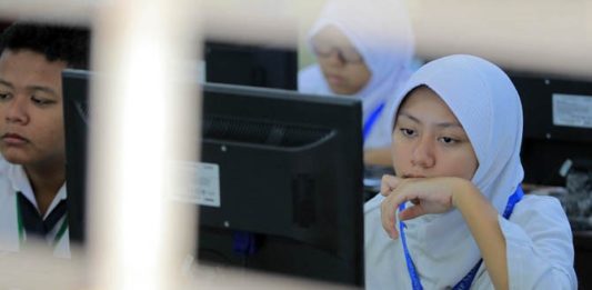 Kemendikbud Tunda Pengumuman Nilai Unas SMP Peserta UNBK SMP di Kaltim beberapa waktu lalu. (Fuad Muhammad/Kaltim Post/Jawa Pos Group)