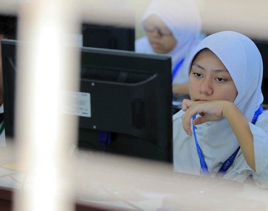 Kemendikbud Tunda Pengumuman Nilai Unas SMP Peserta UNBK SMP di Kaltim beberapa waktu lalu. (Fuad Muhammad/Kaltim Post/Jawa Pos Group)