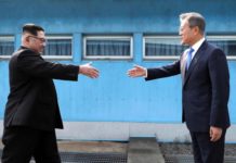 Trump Kecele Lagi DAMAI DALAM PROSES. Pemimpin Korea Utara, Kim Jong-Un (kiri) berjabat tangan dengan Presiden Korea Selatan Moon Jae, di atas garis demarkasi militer di desa perbatasan, Panmunjom, di Zona Demiliterisasi. Korea Summit Press/AP