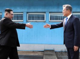 DAMAI DALAM PROSES. Pemimpin Korea Utara, Kim Jong-Un (kiri) berjabat tangan dengan Presiden Korea Selatan Moon Jae, di atas garis demarkasi militer di desa perbatasan, Panmunjom, di Zona Demiliterisasi. Korea Summit Press/AP