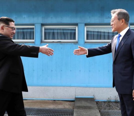 Trump Kecele Lagi DAMAI DALAM PROSES. Pemimpin Korea Utara, Kim Jong-Un (kiri) berjabat tangan dengan Presiden Korea Selatan Moon Jae, di atas garis demarkasi militer di desa perbatasan, Panmunjom, di Zona Demiliterisasi. Korea Summit Press/AP