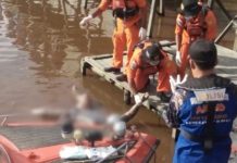 Lihat Mayat Mengapung, Popy Batal Cuci Muka EVAKUASI. Petugas gabungan tengah mengevakuasi jasad korban, Jumat (25/5) pagi—Polisi for RK