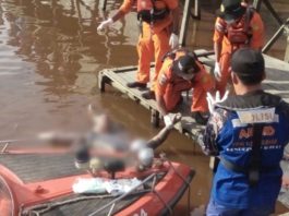 Lihat Mayat Mengapung, Popy Batal Cuci Muka EVAKUASI. Petugas gabungan tengah mengevakuasi jasad korban, Jumat (25/5) pagi—Polisi for RK