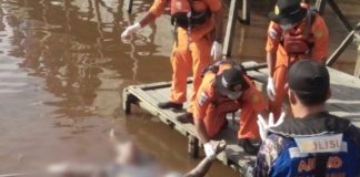 Lihat Mayat Mengapung, Popy Batal Cuci Muka EVAKUASI. Petugas gabungan tengah mengevakuasi jasad korban, Jumat (25/5) pagi—Polisi for RK