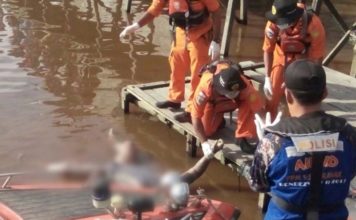 Lihat Mayat Mengapung, Popy Batal Cuci Muka EVAKUASI. Petugas gabungan tengah mengevakuasi jasad korban, Jumat (25/5) pagi—Polisi for RK