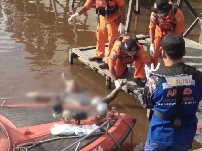 EVAKUASI. Petugas gabungan tengah mengevakuasi jasad korban, Jumat (25/5) pagi—Polisi for RK EVAKUASI. Petugas gabungan tengah mengevakuasi jasad korban, Jumat (25/5) pagi—Polisi for RK