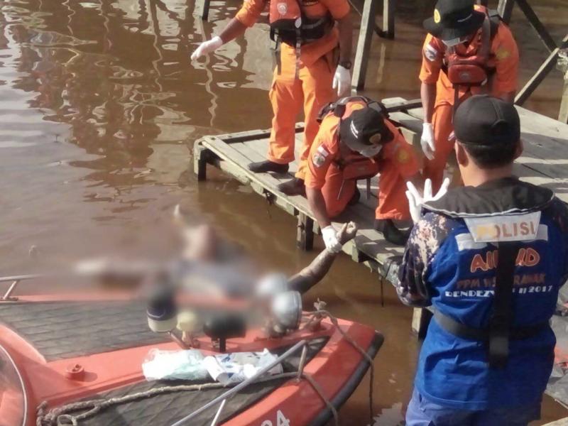 EVAKUASI. Petugas gabungan tengah mengevakuasi jasad korban, Jumat (25/5) pagi—Polisi for RK