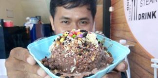 Mencicipi Es Kepal yang Lagi Viral