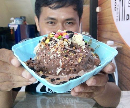 Mencicipi Es Kepal yang Lagi Viral