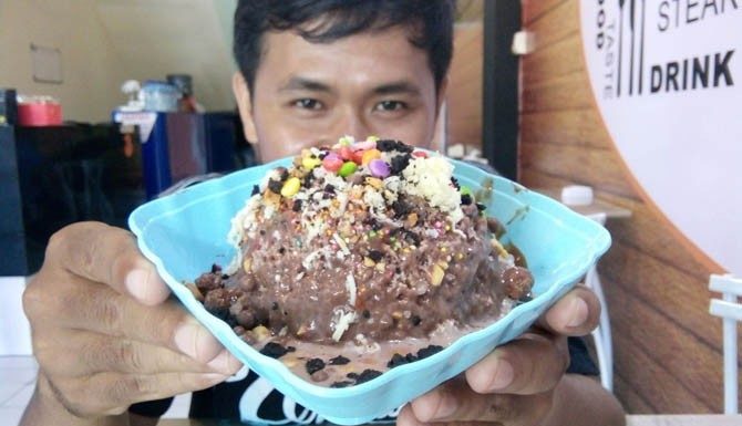 Mencicipi Es Kepal yang Lagi Viral