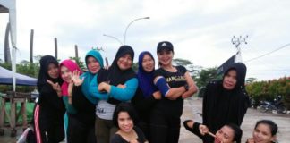 Berbagai Aktivitas Warga Menunggu Jelang Berbuka Puasa