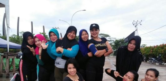 Berbagai Aktivitas Warga Menunggu Jelang Berbuka Puasa