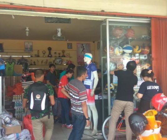 Pontianak Berlari 5K Siap Digelar RACE PACK. Suasana pengambilan race pack para peserta Pontianak Berlari 5K di Toko Lilo Sport, Sabtu (12/5. Maulidi Murni-RK