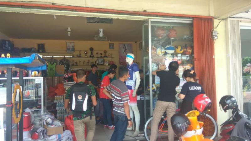 RACE PACK. Suasana pengambilan race pack para peserta Pontianak Berlari 5K di Toko Lilo Sport, Sabtu (12/5. Maulidi Murni-RK