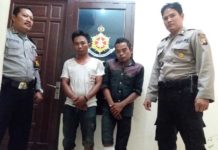 Mencoba Kabur, Pencuri Motor Dibuat Pincang TERSANGKA. Angota Polsek Pontianak Kota tengah menunjukkan dua pelaku curanmor, Kamis (24/5) siang--Andi Ridwansyah/RK