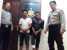 Mencoba Kabur, Pencuri Motor Dibuat Pincang TERSANGKA. Angota Polsek Pontianak Kota tengah menunjukkan dua pelaku curanmor, Kamis (24/5) siang--Andi Ridwansyah/RK