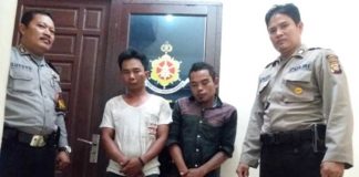 Mencoba Kabur, Pencuri Motor Dibuat Pincang TERSANGKA. Angota Polsek Pontianak Kota tengah menunjukkan dua pelaku curanmor, Kamis (24/5) siang--Andi Ridwansyah/RK