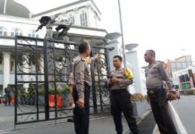 Ajak Umat Katolik Tetap Jadi Pewarta Kedamaian PENGAMANAN GEREJA. Kapolresta Pontianak AKBP Wawan Kristyanto monitoring pengamanan yang dilakukan personel polisi di Gereja Katedral Santo Yosep, Jalan Patimura, Pontianak, Minggu (13/5). Andi Ridwansyah-RK