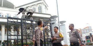 Ajak Umat Katolik Tetap Jadi Pewarta Kedamaian PENGAMANAN GEREJA. Kapolresta Pontianak AKBP Wawan Kristyanto monitoring pengamanan yang dilakukan personel polisi di Gereja Katedral Santo Yosep, Jalan Patimura, Pontianak, Minggu (13/5). Andi Ridwansyah-RK