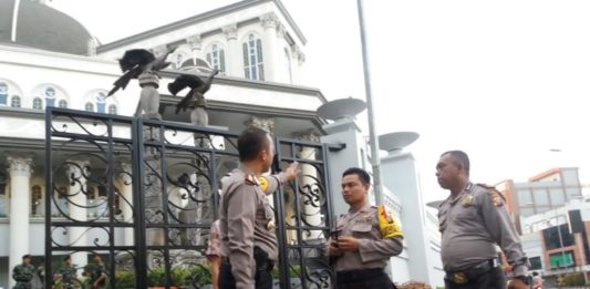 Ajak Umat Katolik Tetap Jadi Pewarta Kedamaian PENGAMANAN GEREJA. Kapolresta Pontianak AKBP Wawan Kristyanto monitoring pengamanan yang dilakukan personel polisi di Gereja Katedral Santo Yosep, Jalan Patimura, Pontianak, Minggu (13/5). Andi Ridwansyah-RK