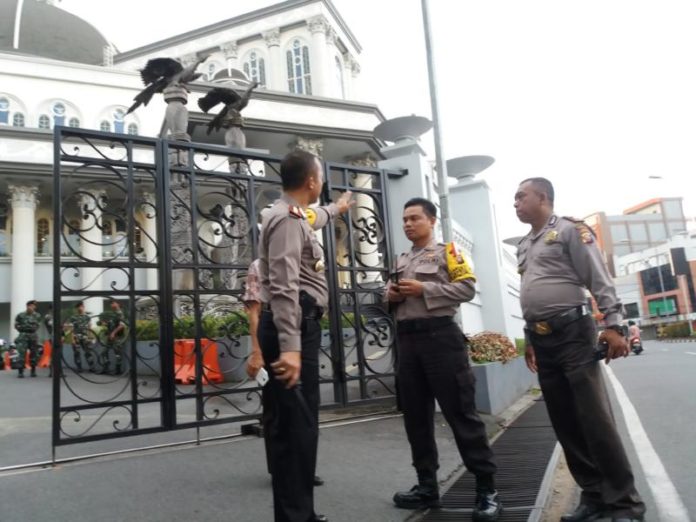 PENGAMANAN GEREJA. Kapolresta Pontianak AKBP Wawan Kristyanto monitoring pengamanan yang dilakukan personel polisi di Gereja Katedral Santo Yosep, Jalan Patimura, Pontianak, Minggu (13/5). Andi Ridwansyah-RK