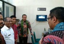 Warga Indonesia Baru 23 Persen Punya Saham PENJELASAN. Hosea Nicky Hogan ketika memberikan penjelasan kepada Mahyus dan H Musanif di Kampus Poltesa, Rabu (9/5) di Kampus Poltesa. Sairi-RK