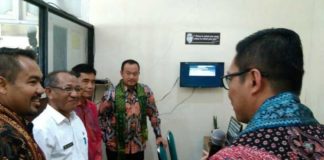 Warga Indonesia Baru 23 Persen Punya Saham PENJELASAN. Hosea Nicky Hogan ketika memberikan penjelasan kepada Mahyus dan H Musanif di Kampus Poltesa, Rabu (9/5) di Kampus Poltesa. Sairi-RK
