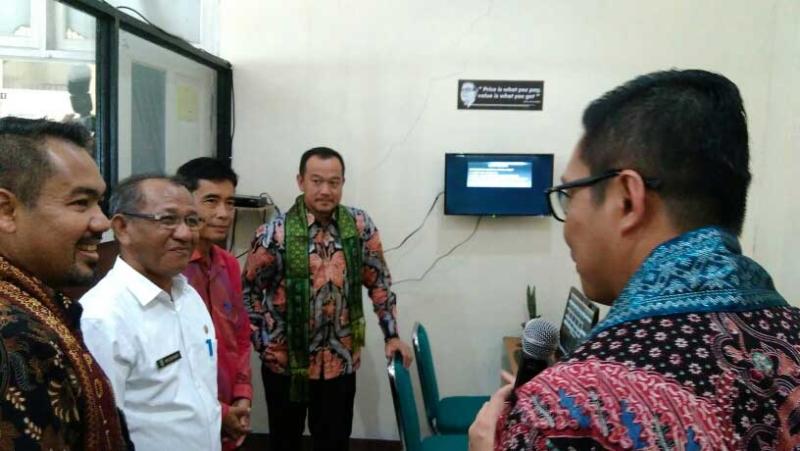 PENJELASAN. Hosea Nicky Hogan ketika memberikan penjelasan kepada Mahyus dan H Musanif di Kampus Poltesa, Rabu (9/5) di Kampus Poltesa. Sairi-RK