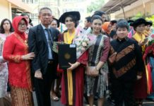 Putri Kedua Sutarmidji Lulusan Termuda Farmasi Universitas Padjadjaran Calon Gubernur Kalbar nomor urut tiga Sutarmidji didampingi istri serta putra putri nya menghadiri acara Wisuda putri keduanya di Universitas Padjadjaran (Unpad) Bandung. (Kang Enchus for Equator)