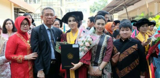 Putri Kedua Sutarmidji Lulusan Termuda Farmasi Universitas Padjadjaran Calon Gubernur Kalbar nomor urut tiga Sutarmidji didampingi istri serta putra putri nya menghadiri acara Wisuda putri keduanya di Universitas Padjadjaran (Unpad) Bandung. (Kang Enchus for Equator)