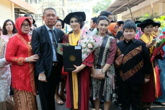 Calon Gubernur Kalbar nomor urut tiga Sutarmidji didampingi istri serta putra putri nya menghadiri acara Wisuda putri keduanya di Universitas Padjadjaran (Unpad) Bandung. (Kang Enchus for Equator)