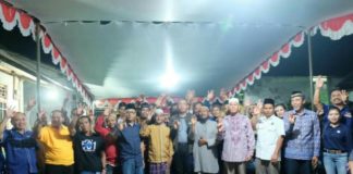 Di Kecamatan Bengkayang, Ini yang Diharapkan Masyarakat pada Midji-Norsan Calon Gubernur Kalbar nomor urut tiga Sutarmidji bersama masyarakat (Kang Enchus for Equator).