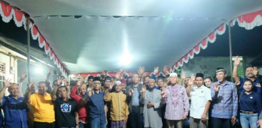 Di Kecamatan Bengkayang, Ini yang Diharapkan Masyarakat pada Midji-Norsan Calon Gubernur Kalbar nomor urut tiga Sutarmidji bersama masyarakat (Kang Enchus for Equator).