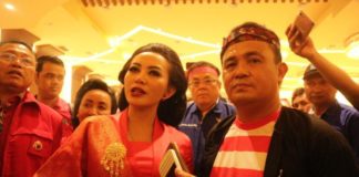 Karolin Ajak Perangi Aksi Terorisme Pasangan calon Gubernur Kalbar Karolin Margret Natasa-Suryadman Gidot.