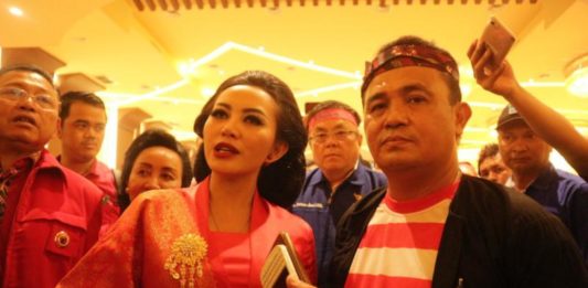 Karolin – Gidot Tegaskan Siap Bangun Kalbar Hebat Yang Ramah Lingkungan Pasangan calon Gubernur Kalbar Karolin Margret Natasa-Suryadman Gidot.