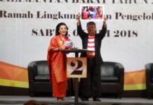 Berpakaian Kebaya dan Pesa’an di Acara Debat, Karolin-Gidot Buktikan Pemimpin untuk Semua Golongan Pasangan calon Gubernur Kalbar Karolin Margret Natasa-Suryadman Gidot.