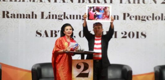 Berpakaian Kebaya dan Pesa’an di Acara Debat, Karolin-Gidot Buktikan Pemimpin untuk Semua Golongan Pasangan calon Gubernur Kalbar Karolin Margret Natasa-Suryadman Gidot.