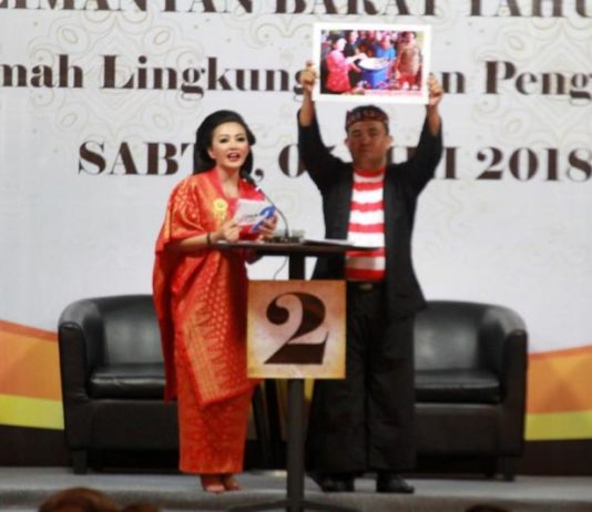 Berpakaian Kebaya dan Pesa’an di Acara Debat, Karolin-Gidot Buktikan Pemimpin untuk Semua Golongan Pasangan calon Gubernur Kalbar Karolin Margret Natasa-Suryadman Gidot.