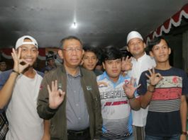 Calon gubernur nomor urut 3 sedang bersosialisasi dengan masyarakat bengkayang.