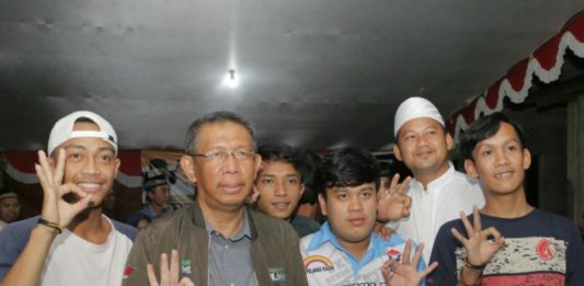 Bangun Pelabuhan Internasional, Ria Norsan: Yang Lain Baru Mimpi, Kita Sudah Mulai Calon gubernur nomor urut 3 sedang bersosialisasi dengan masyarakat bengkayang.