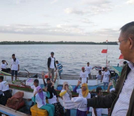Nelayan Ketapang: Kami Hadir untuk Bertemu dan Mendukung Sutarmidji Jadi Gubernur Nelayan datang dari pulau-pulau sekitar ketapang untuk dukung sutarmidji