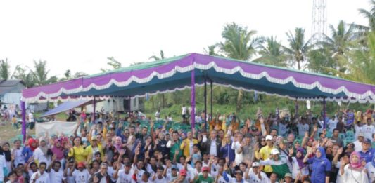 Peduli Nelayan, Sutarmidji: Nelayan Tugasnya Menangkap Ikan, Bukan Cari Ikan Swafoto dengan masyarakat Kendawangan