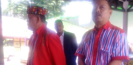 Pasangan Petahana Tiba di Tempat Debat Pasangan calon petahana tiba di lokasi debat kandidat