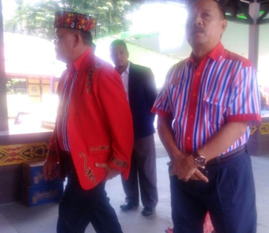 Pasangan Petahana Tiba di Tempat Debat Pasangan calon petahana tiba di lokasi debat kandidat