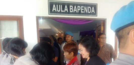 Debat Kandidat Cabup-Cawabup Sanggau, Undangan Mulai Berdatangan Pemeriksaan terhadap tamu undangan sebelum memasuki ruang debat---kiram