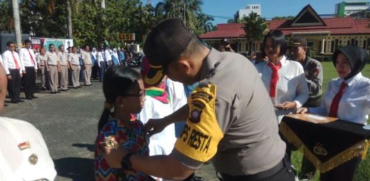 Polresta Pontianak Kukuhkan Komunitas Pelajar Pelopor Anti Narkoba PENGUKUHAN. Kapolresta Pontianak AKBP Wawan Kristyanto tengah mengukuhkan Komunitas Pelajar Pelopor Anti Narkoba di halaman Mapolresta Pontianak, Rabu (9/5)--Polisi for RK