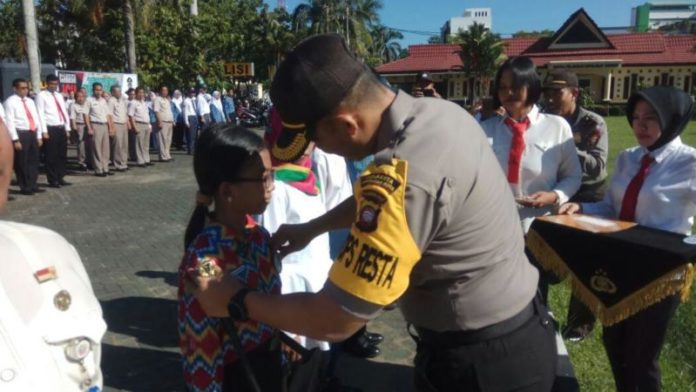 PENGUKUHAN. Kapolresta Pontianak AKBP Wawan Kristyanto tengah mengukuhkan Komunitas Pelajar Pelopor Anti Narkoba di halaman Mapolresta Pontianak, Rabu (9/5)--Polisi for RK