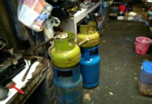 Pelaku Usaha Masih Gunakan LPG Subsidi Gas subsidi tiga kilogram masih ditemukan saat tim monitoring dari PT. Pertamina dan Dinas Koperasi Usaha Mikro dan Perdagangan Pontianak melakukan sidak. (warga for Equator).