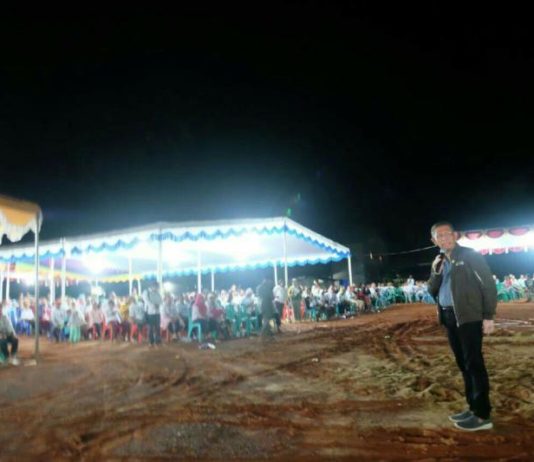 Ini Pesan Sutarmidji pada Masyarakat Kendawangan Calon Gubernur Kalbar nomor urut tiga Sutarmidji bersama masyarakat Kendawangan. (Kang Enchus for Equator).