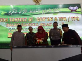 POTONG TUMPENG: Asisten III Setda Pemkab KKU, Ir Munira memotong tumpeng disaksikan Kepala Kantor Kemenag, H Ruslan MA, Waka Polres, Ketua Ponpes Tahfidz Baitullah Quran, Burhanudin SPdI dan mantan Sekda KKU, H Hendrik Siswanto di Pendopo Bupati Kayong Utara, Kamis (10/5). Kamiriluddin/RK.